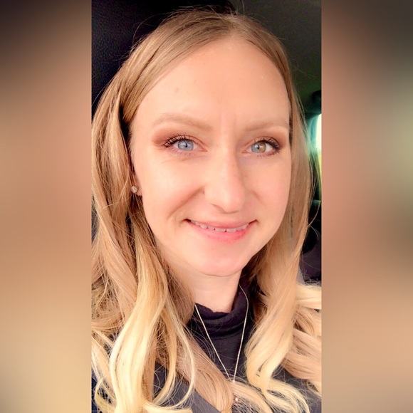 Meet your Poshers, Claudia & Kelly - Picture 5 of 10